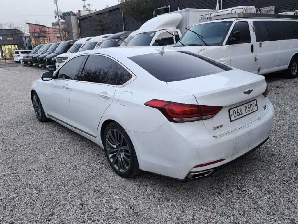HYUNDAI Genesis - Vista 6
