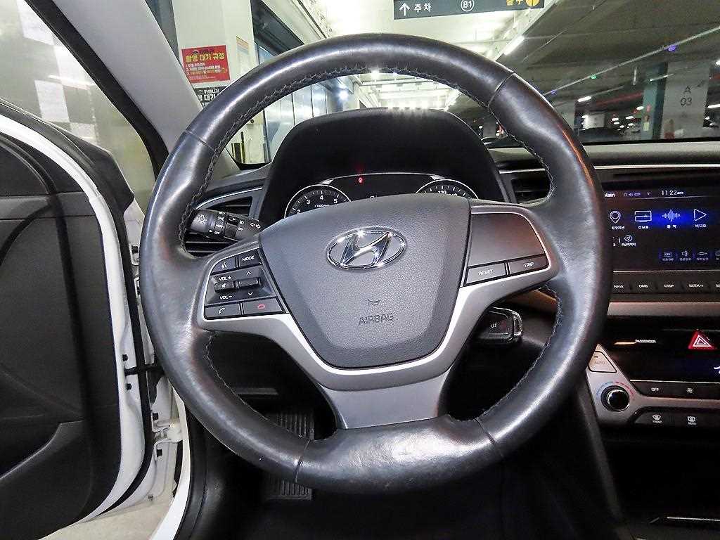 HYUNDAI Avante - Vista 8