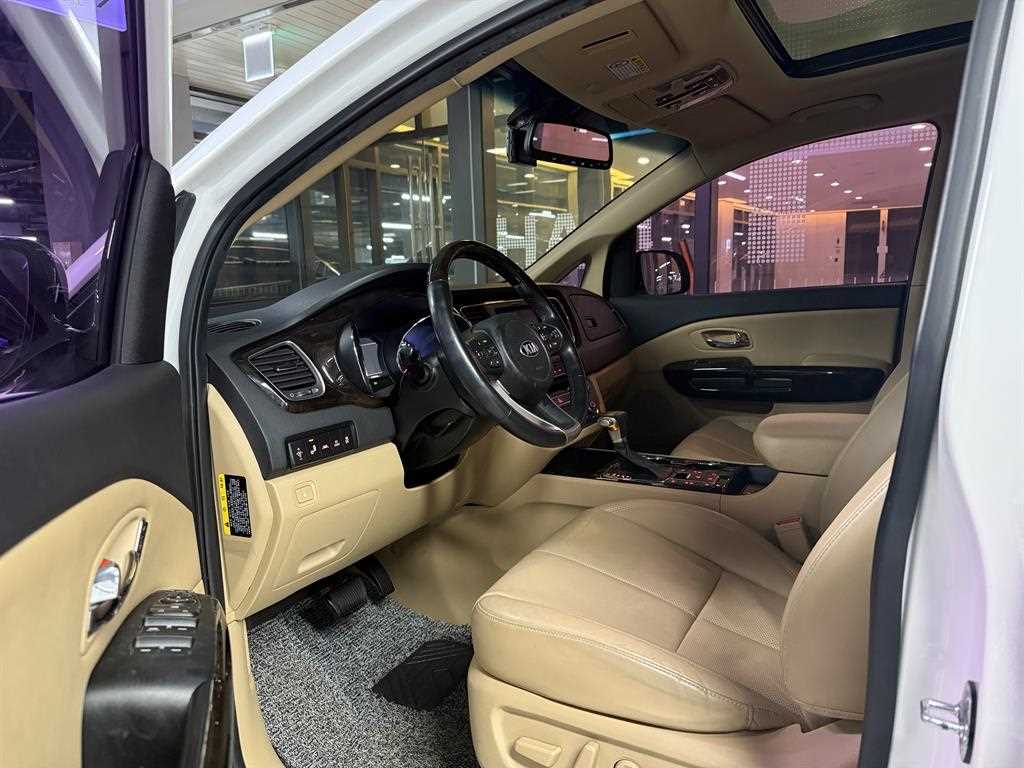 KIA Carnival - Vista 10
