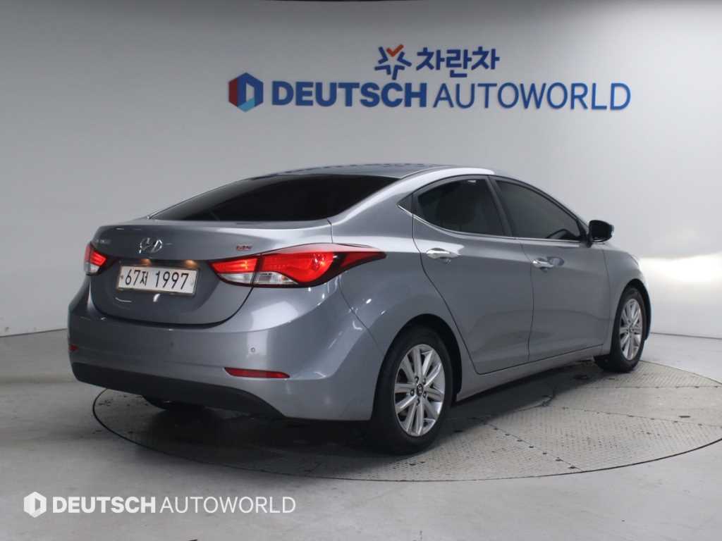 HYUNDAI Avante - Vista 2