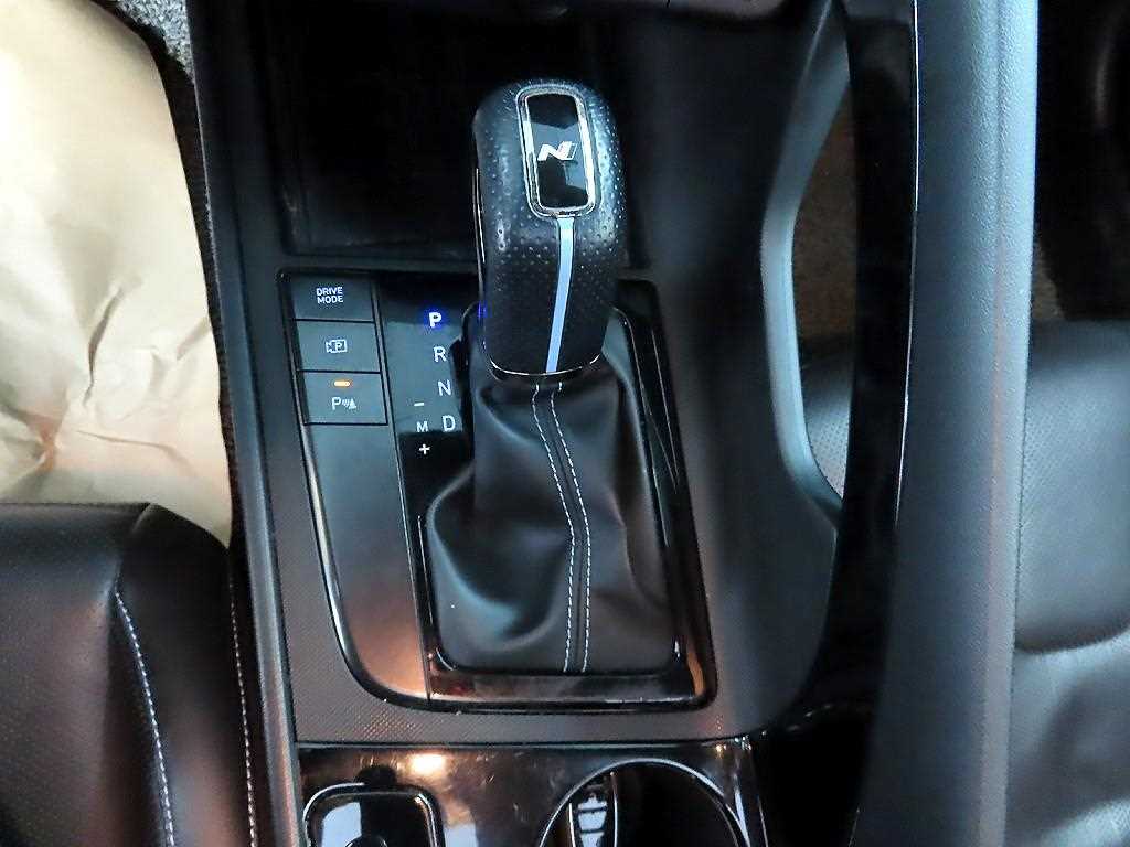 HYUNDAI Avante - Vista 10