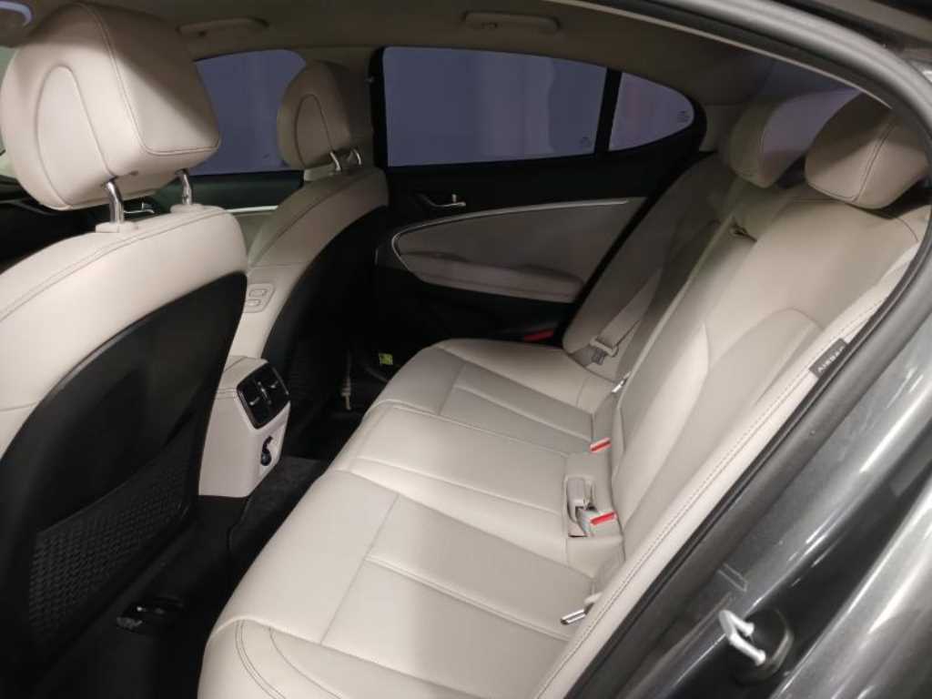 Genesis G70 - Vista 8