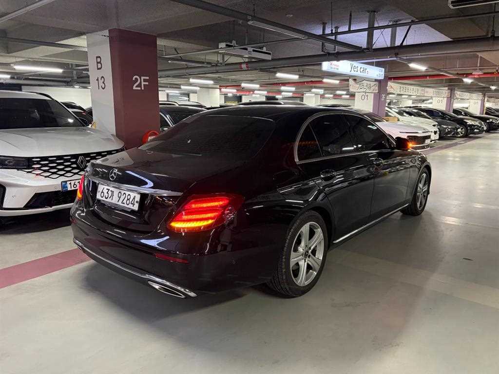 Mercedes Benz E class - Vista 3