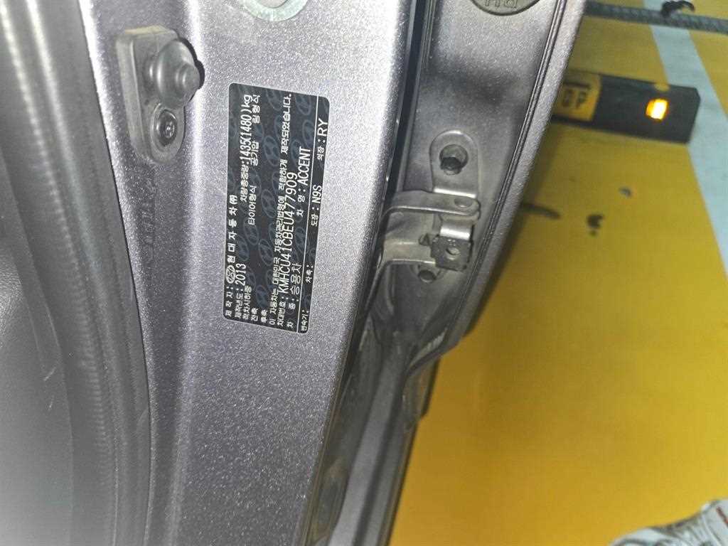 HYUNDAI Accent - Vista 4