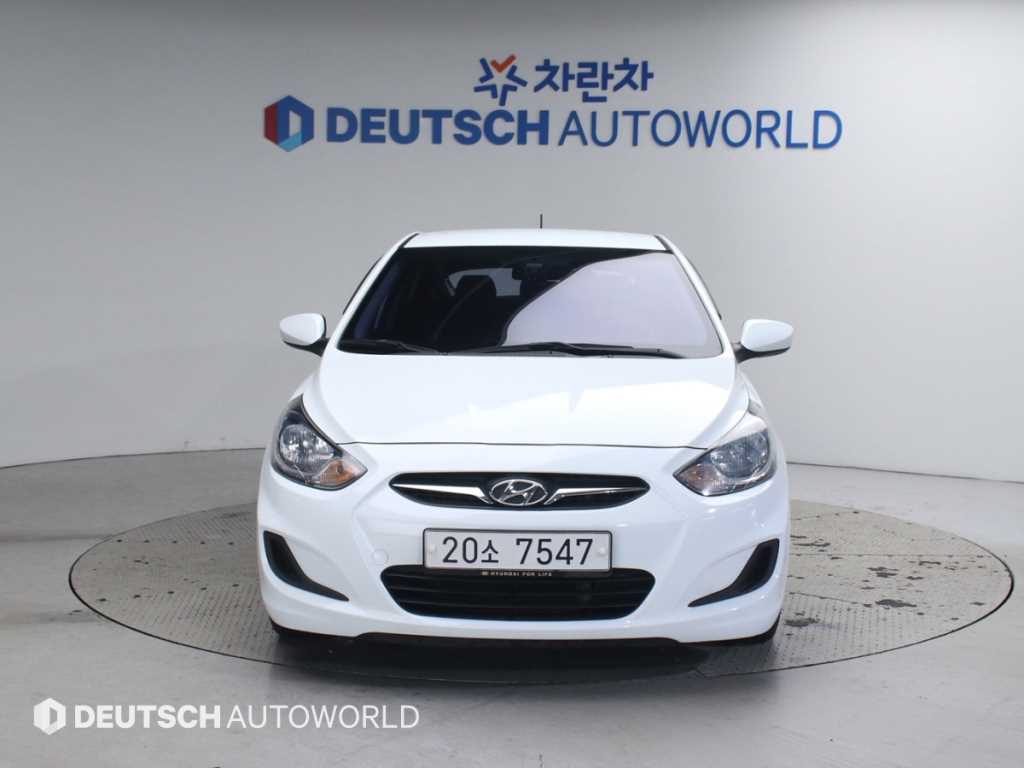HYUNDAI Accent - Vista 3