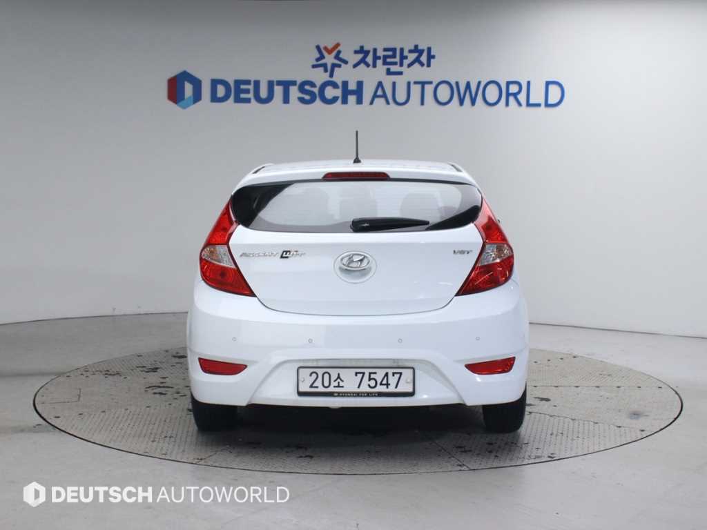 HYUNDAI Accent - Vista 4