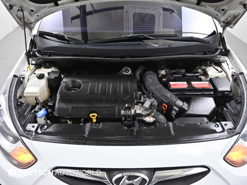 HYUNDAI Accent - Vista 6