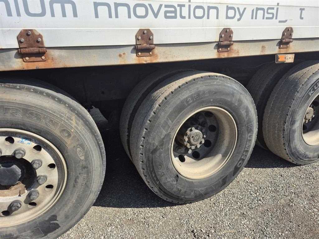 medium and large cargo truck - Vista 9