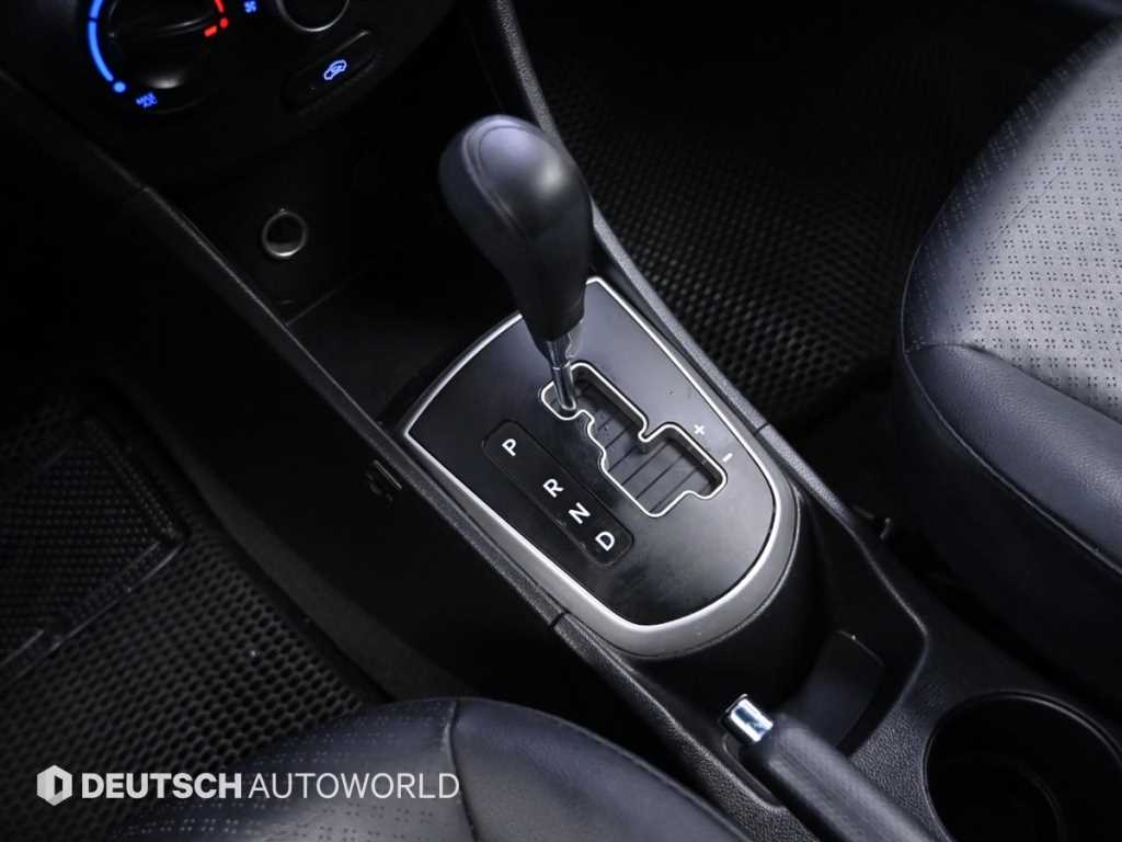 HYUNDAI Accent - Vista 9