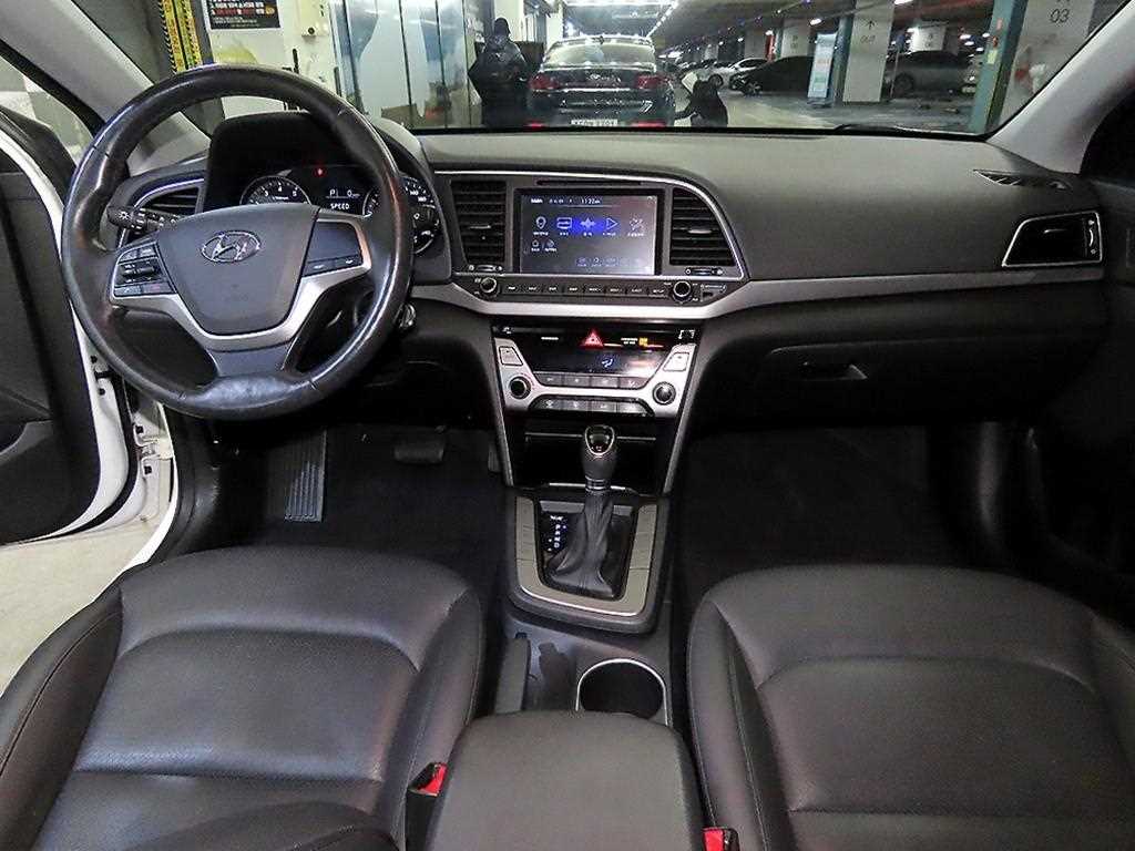 HYUNDAI Avante - Vista 10