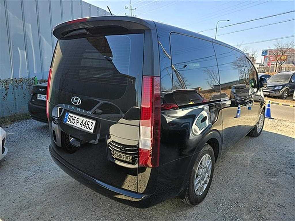 HYUNDAI Staria - Vista 3