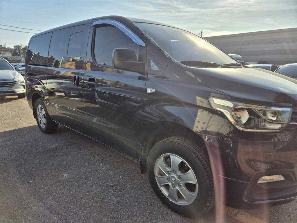 HYUNDAI Starex - Vista 3