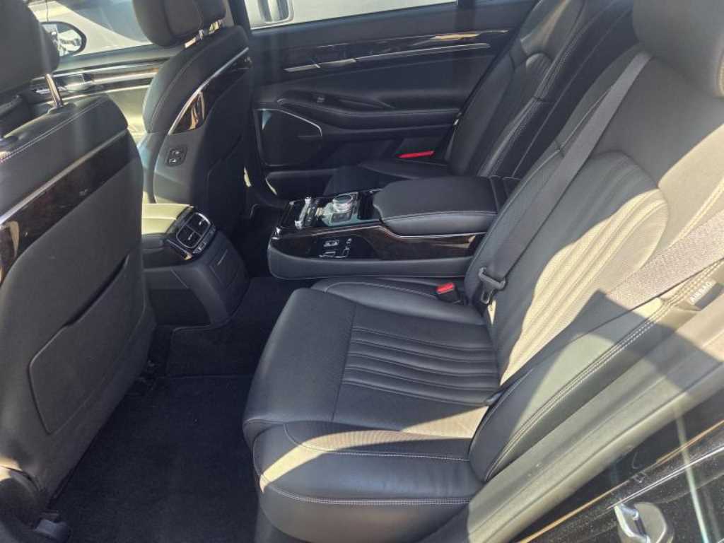 Genesis G90 - Vista 9