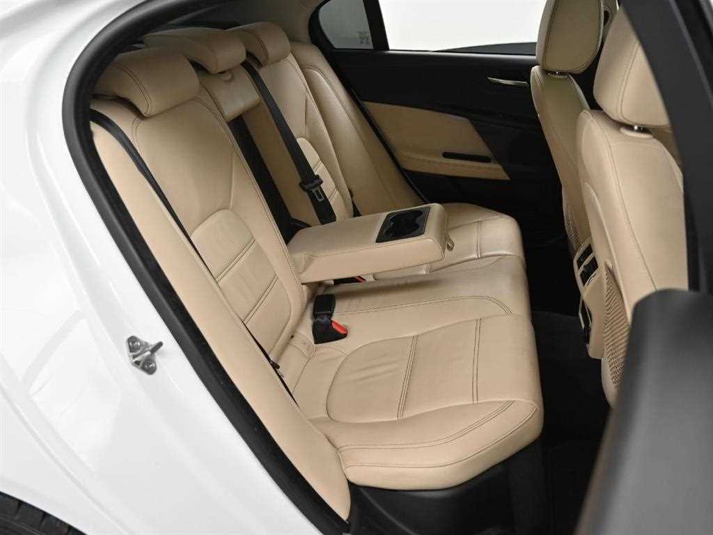 Jaguar XE - Vista 12