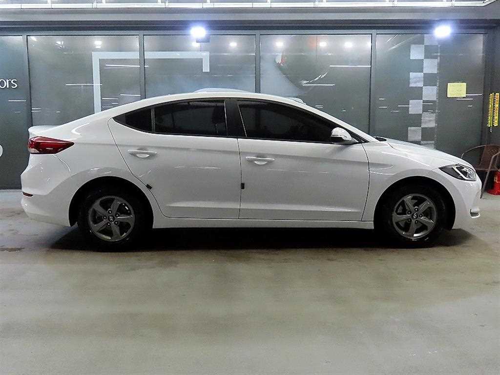 HYUNDAI Avante - Vista 3