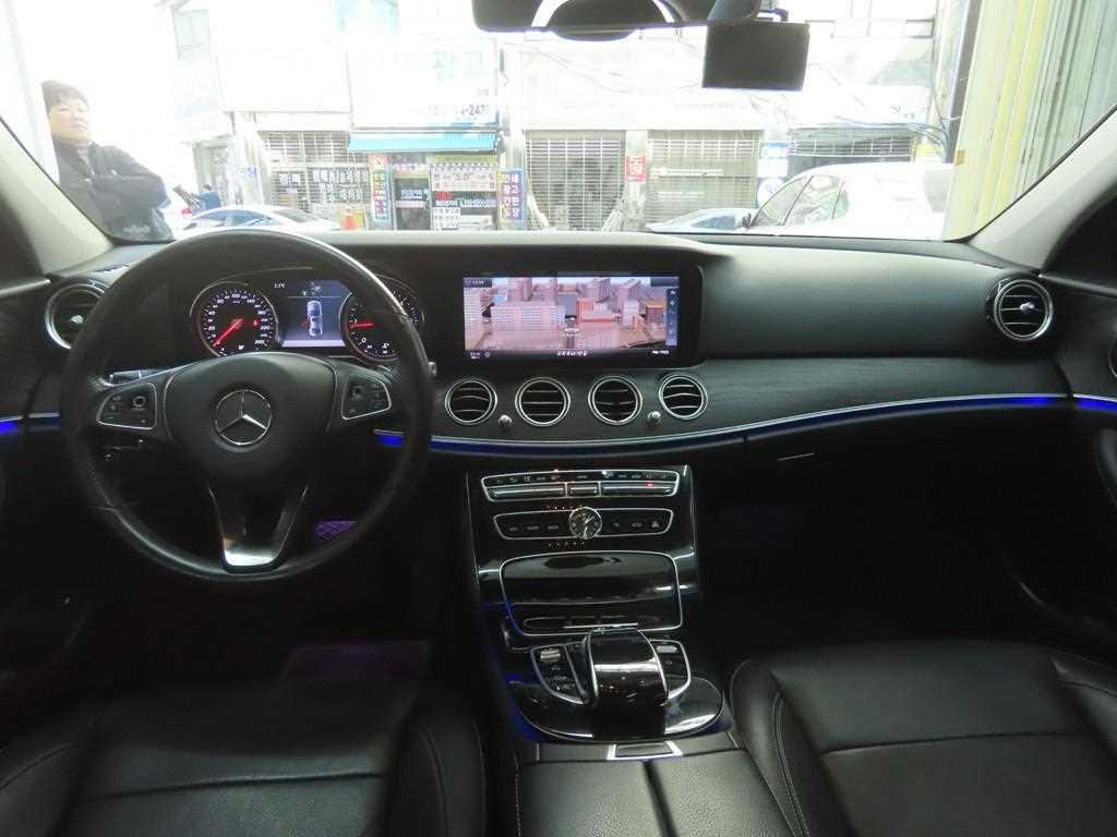 Mercedes Benz E class - Vista 7
