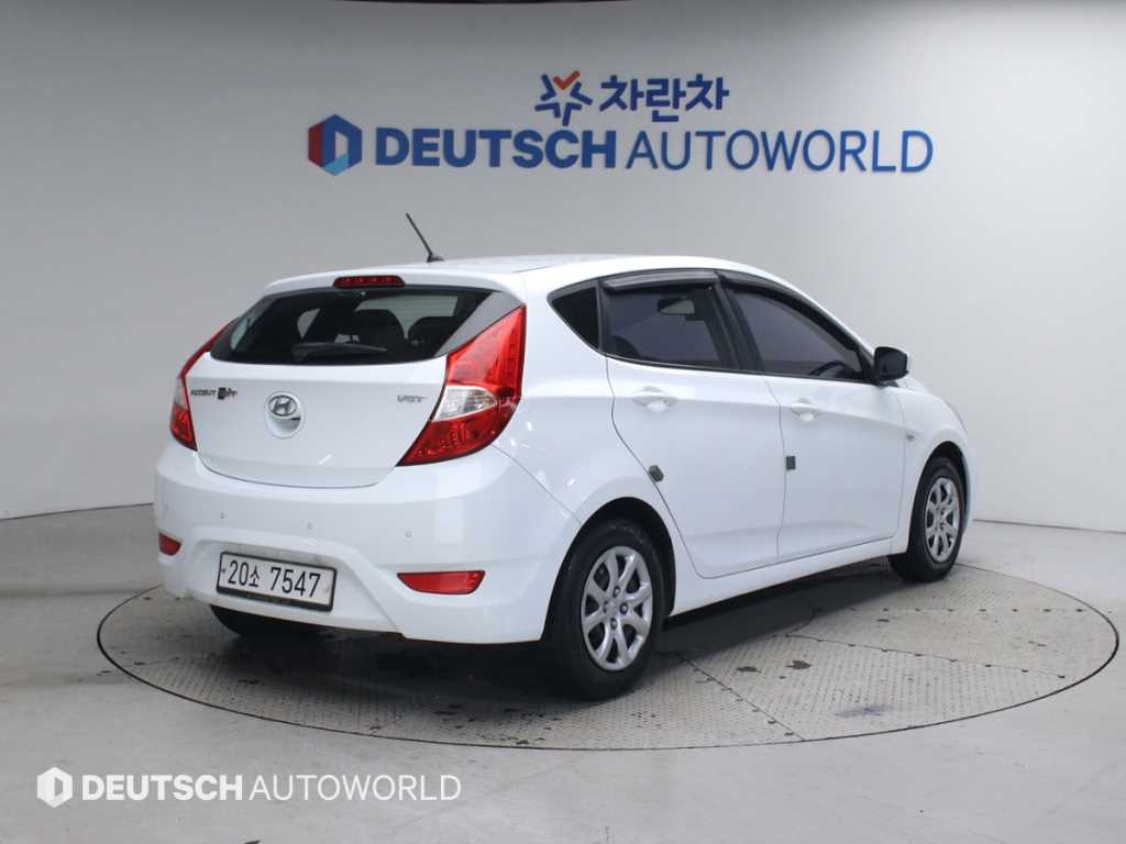 HYUNDAI Accent - Vista 2