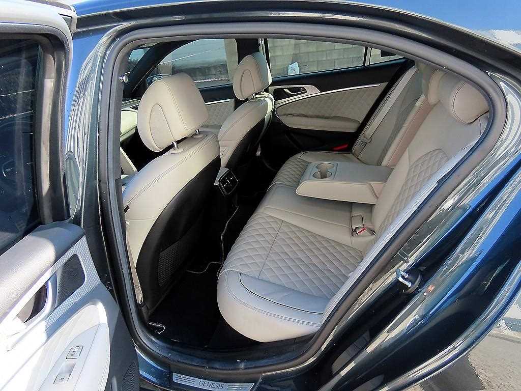 Genesis G70 - Vista 6