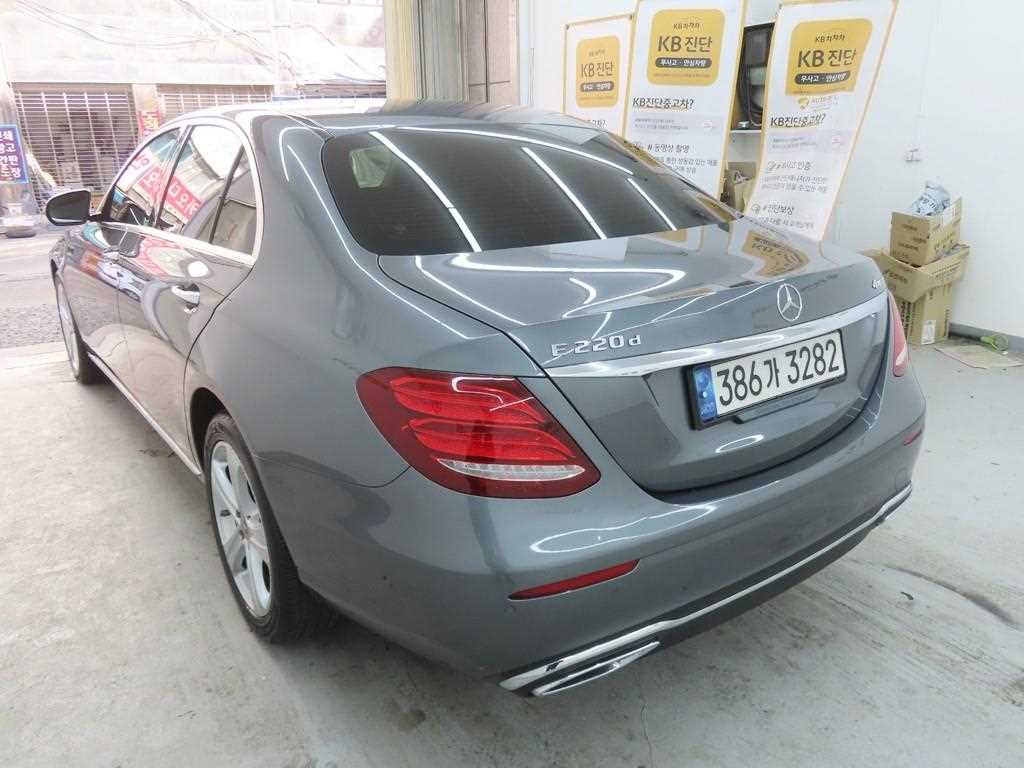 Mercedes Benz E class - Vista 4
