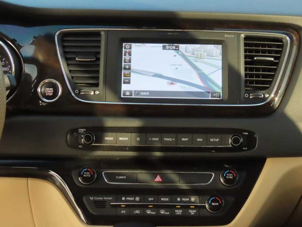 KIA Carnival - Vista 11