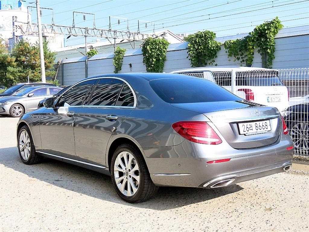 Mercedes Benz E class - Vista 3