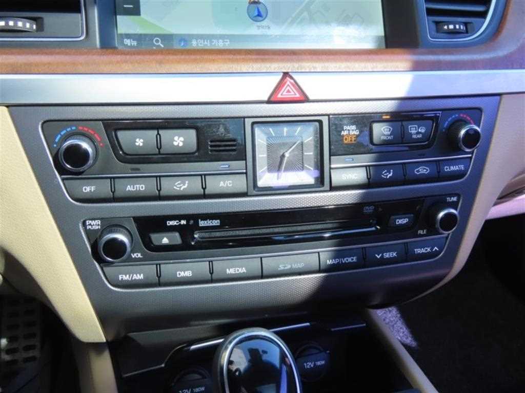 HYUNDAI Genesis - Vista 7