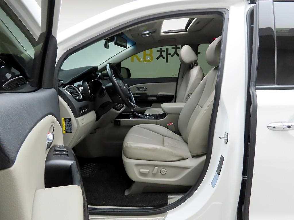 KIA Carnival - Vista 12