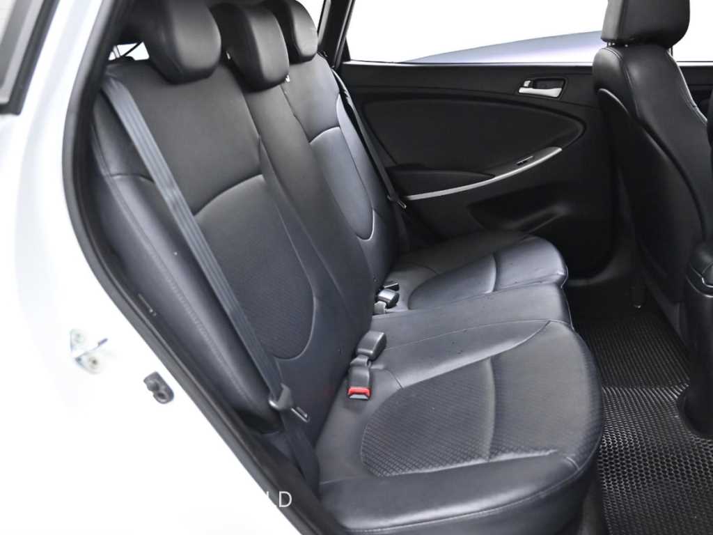 HYUNDAI Accent - Vista 12