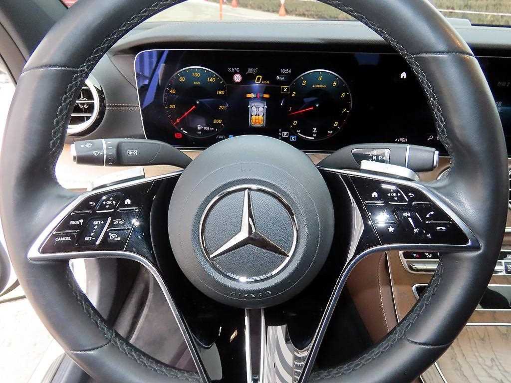 Mercedes Benz E class - Vista 8