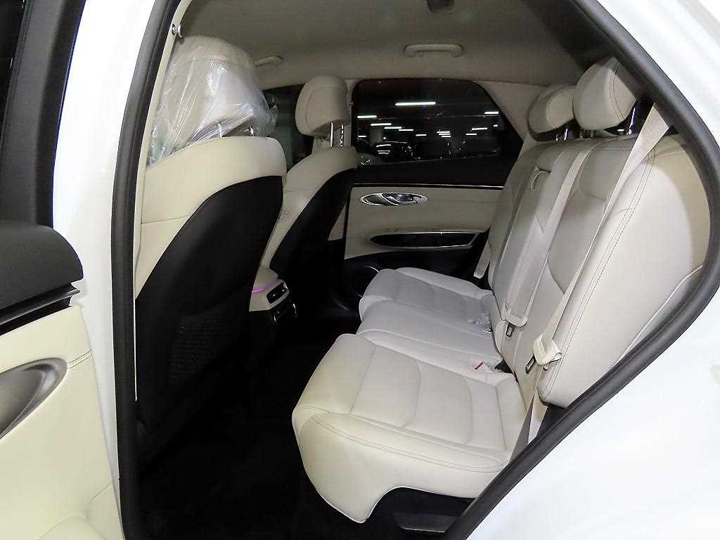 Genesis GV70 - Vista 8