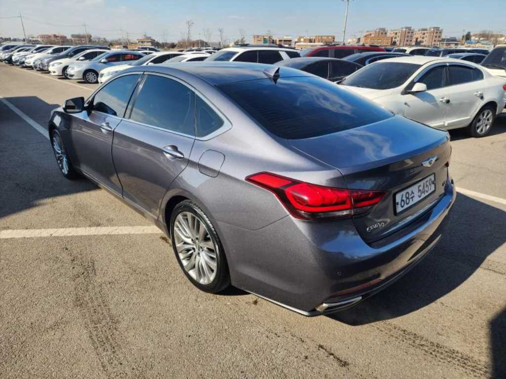 HYUNDAI Genesis - Vista 5