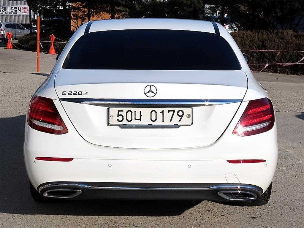 Mercedes Benz E class - Vista 4