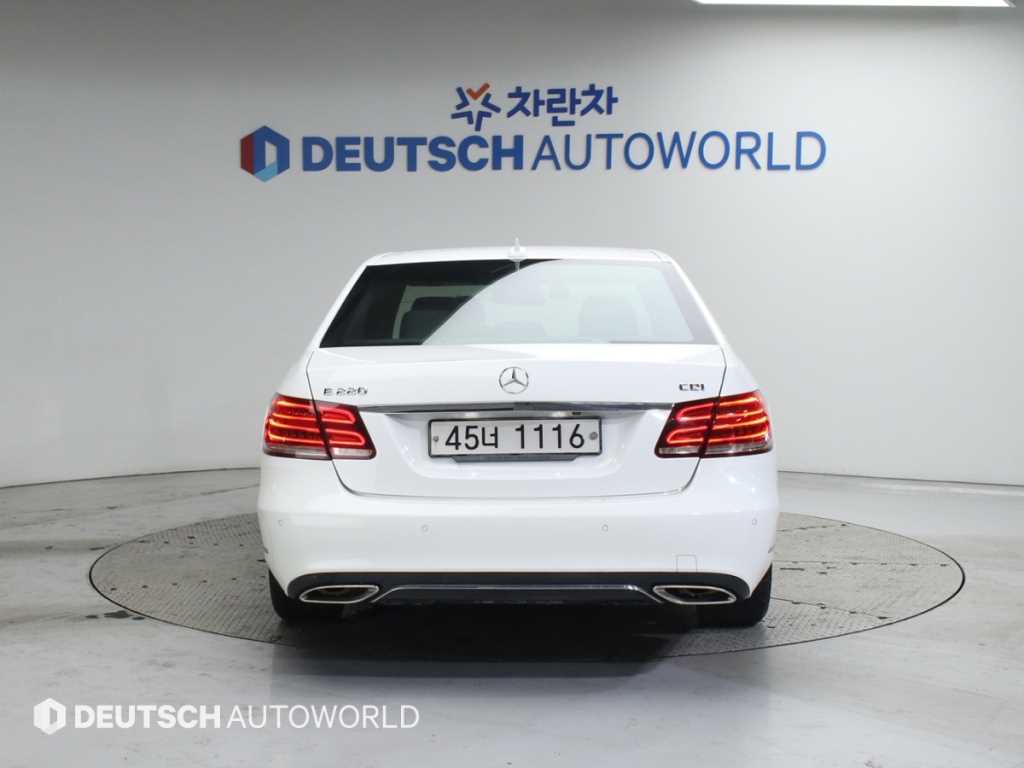 Mercedes Benz E class - Vista 4