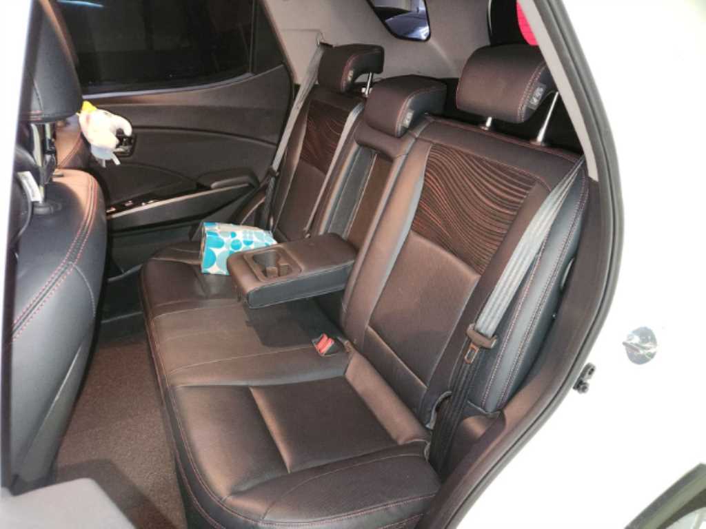 Ssangyong Tivoli - Vista 9