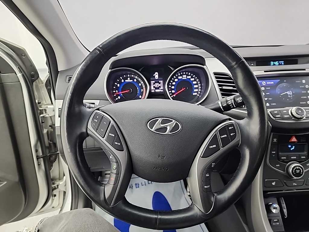 HYUNDAI Avante - Vista 9