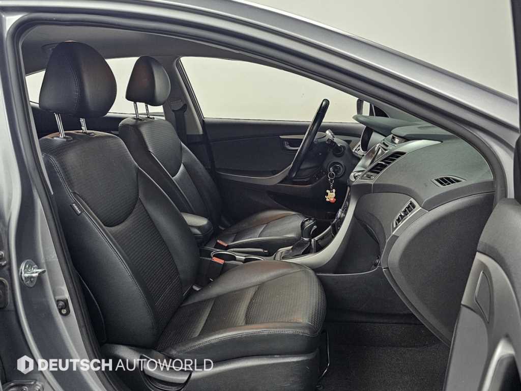 HYUNDAI Avante - Vista 10