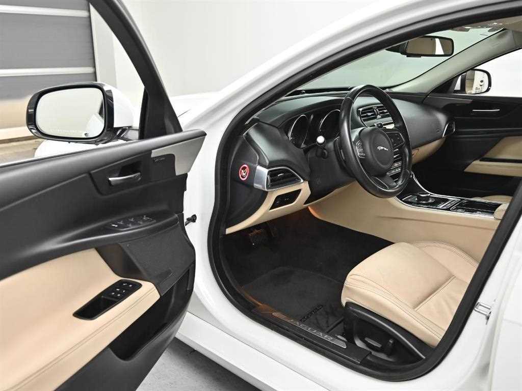 Jaguar XE - Vista 11