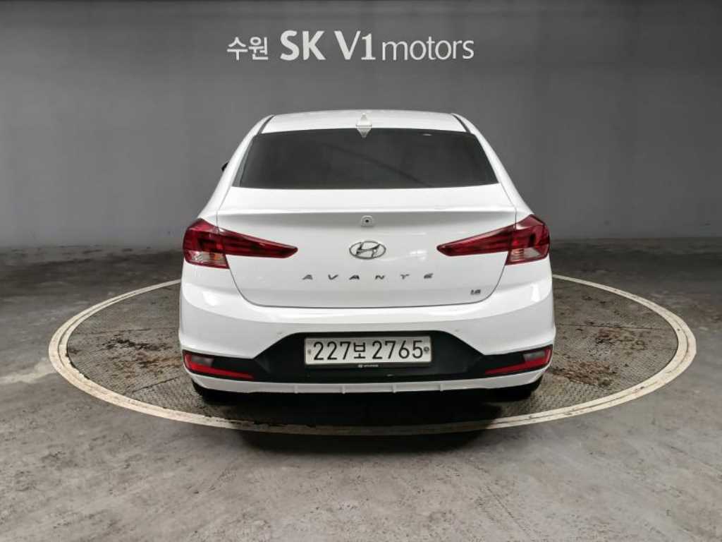 HYUNDAI Avante - Vista 5