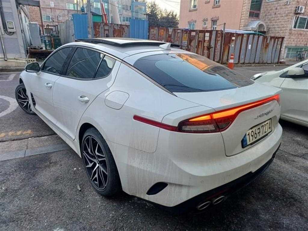 KIA Stinger - Vista 6