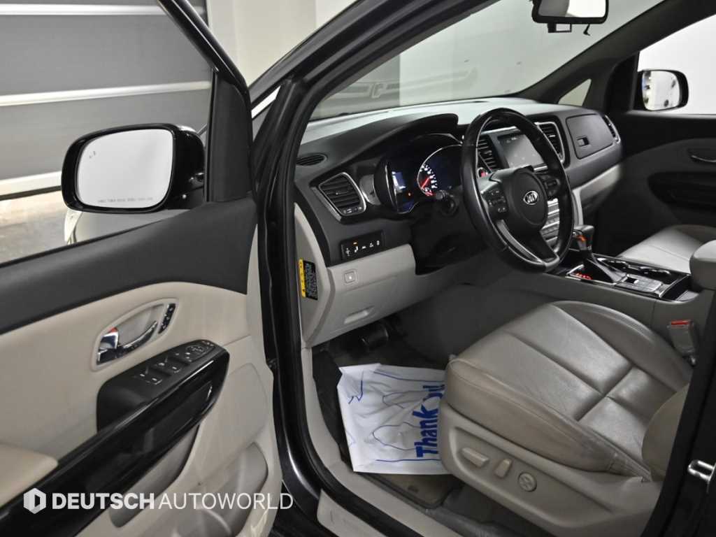 KIA Carnival - Vista 11