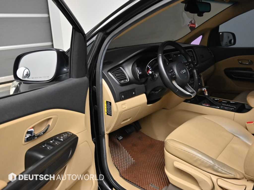 KIA Carnival - Vista 11