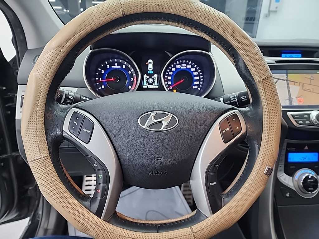 HYUNDAI Avante - Vista 9