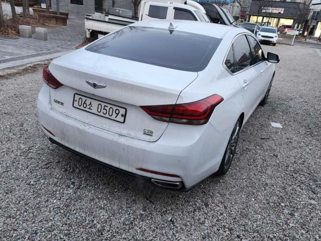 HYUNDAI Genesis - Vista 4