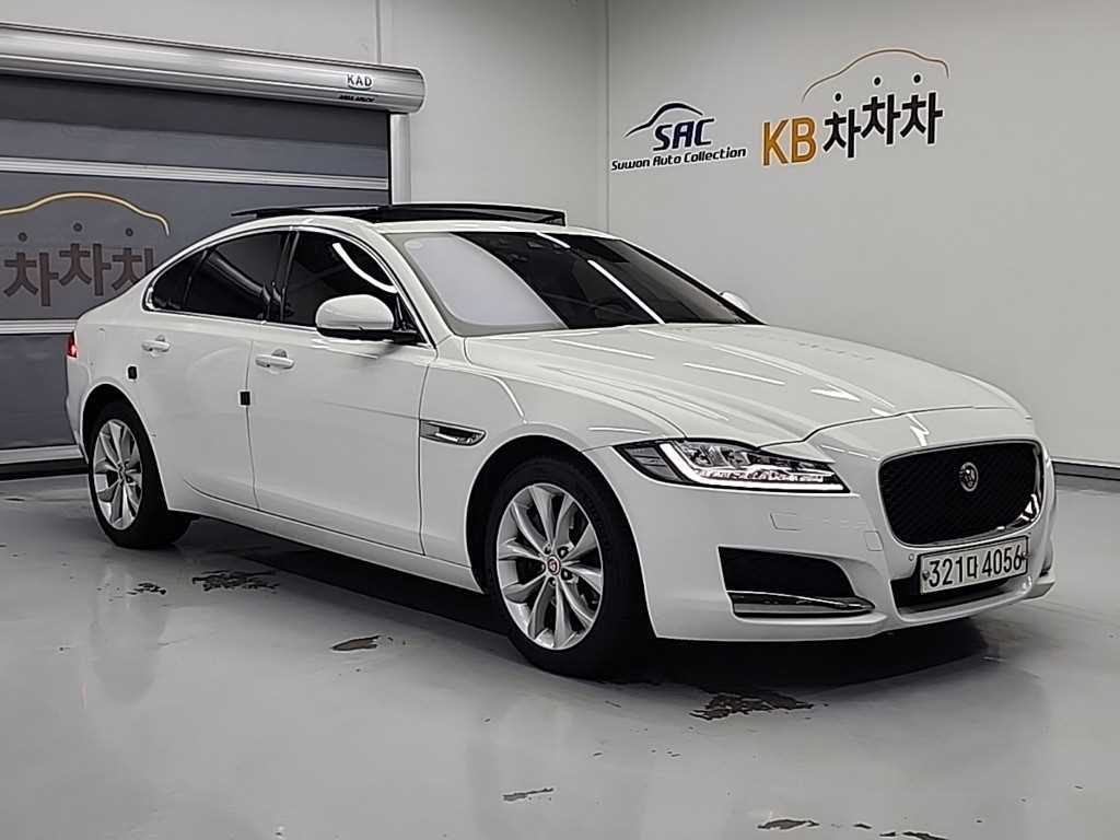 Jaguar XF - Vista 4