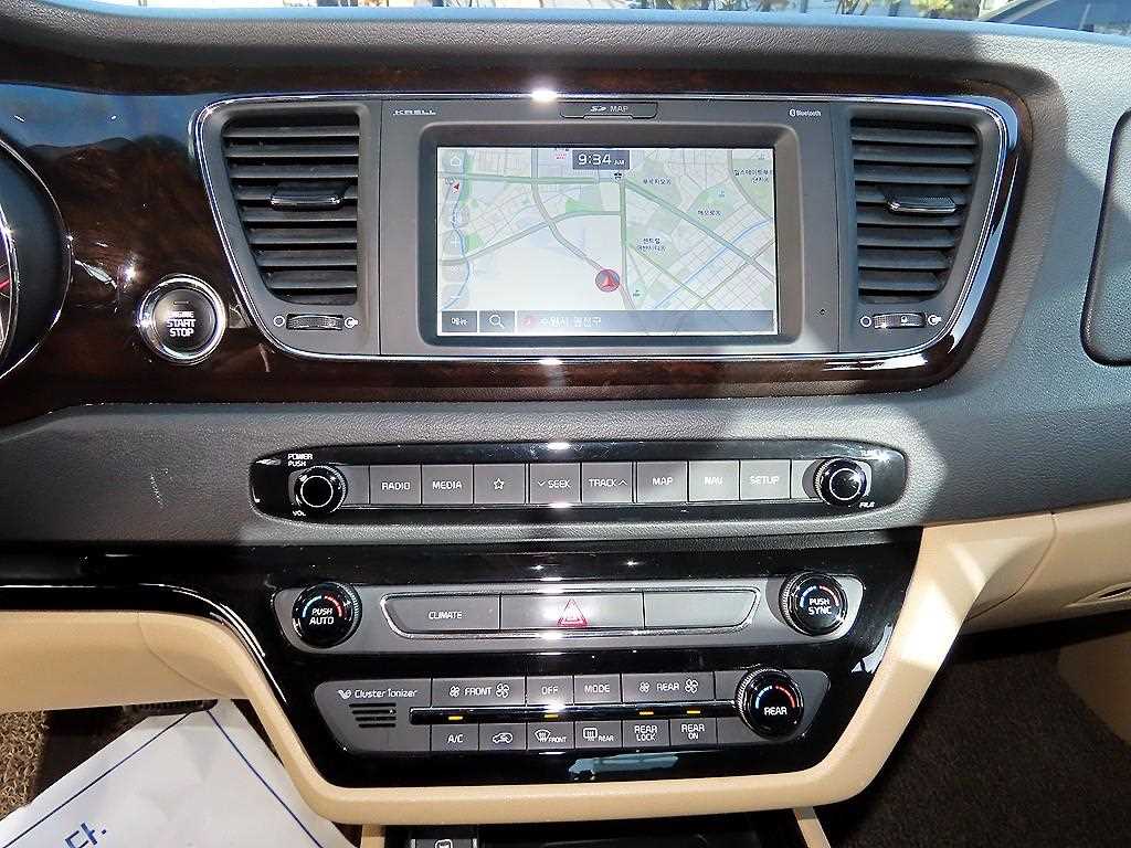 KIA Carnival - Vista 12