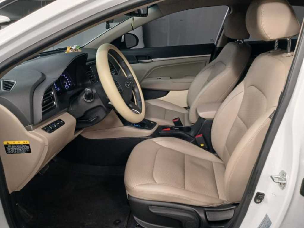 HYUNDAI Avante - Vista 7