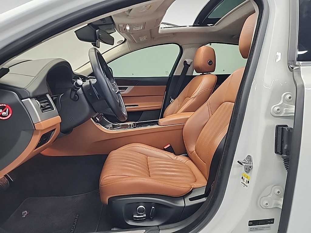 Jaguar XF - Vista 11