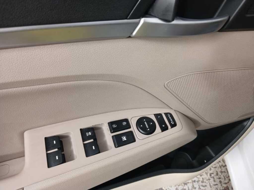 HYUNDAI Avante - Vista 10