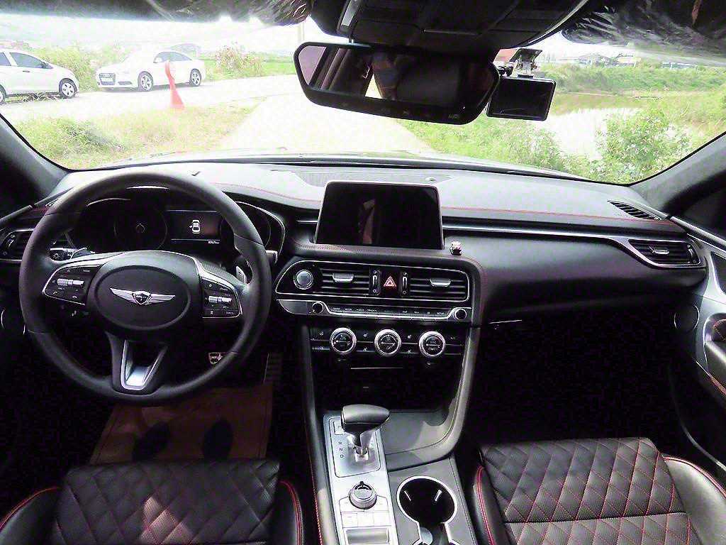 Genesis G70 - Vista 9