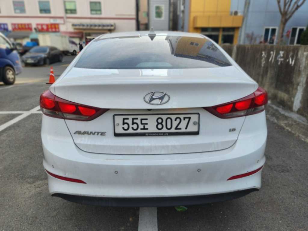 HYUNDAI Avante - Vista 2